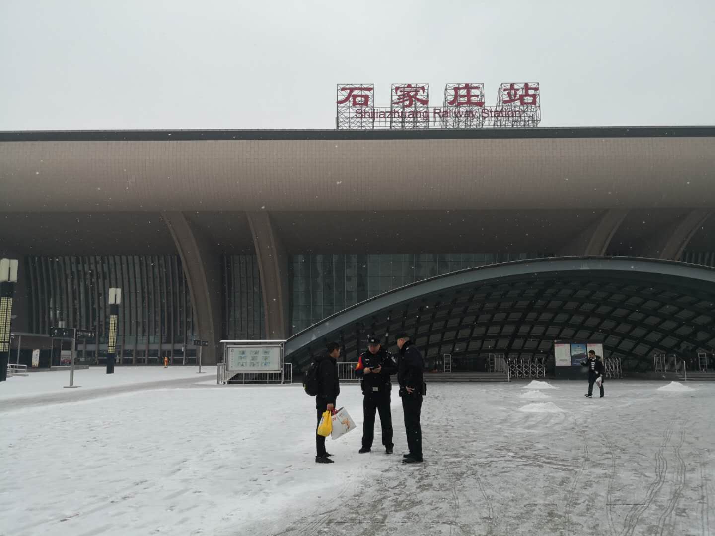 新年迎初雪石铁警方全力确保返程客流安全