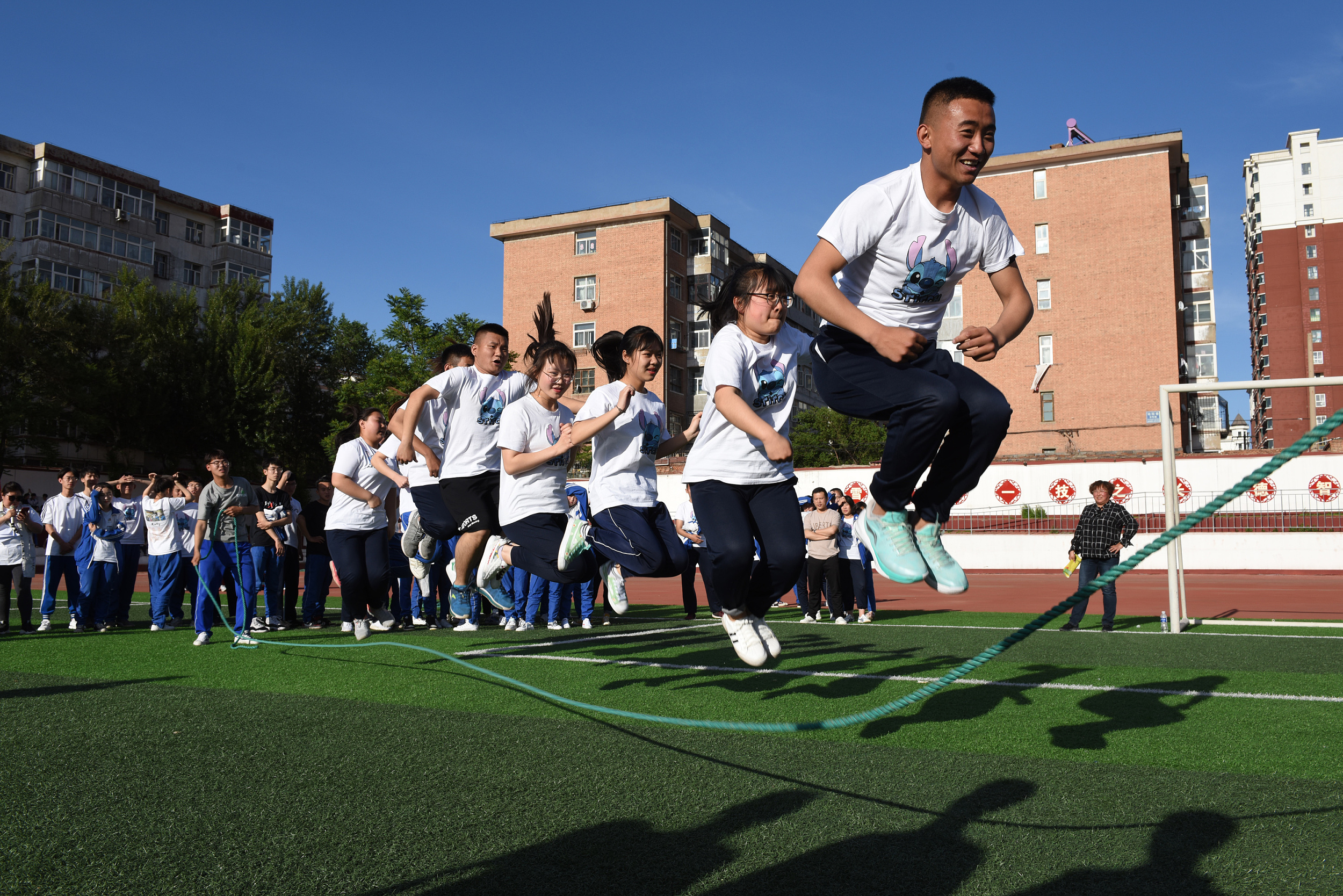 2019年5月28日,河北省张家口市宣化二中举行"迎高考趣味运动会,通过