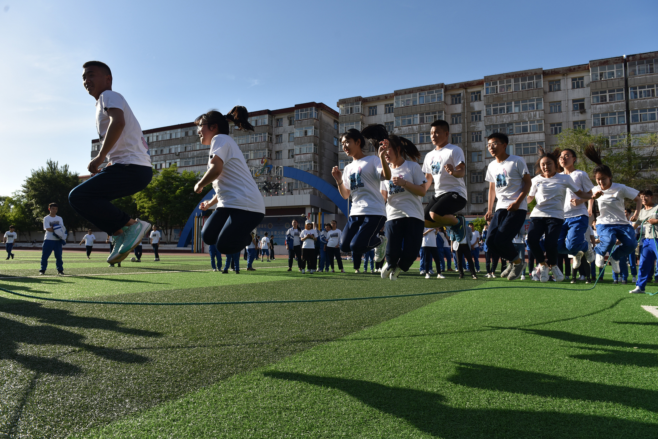 2019年5月28日,河北省张家口市宣化二中举行"迎高考趣味运动会,通过