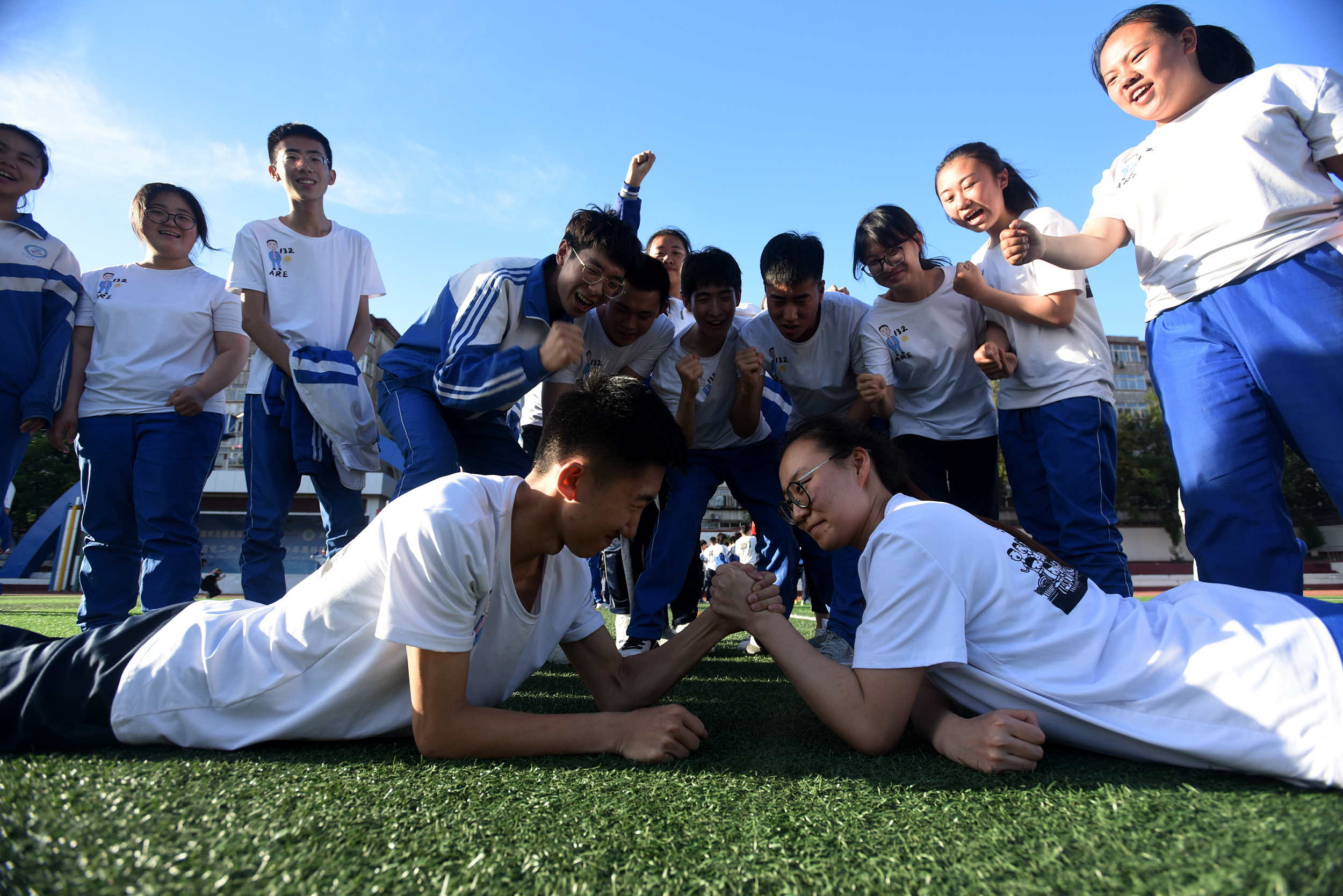 河北张家口:高三学生参加趣味运动会 减压迎高考