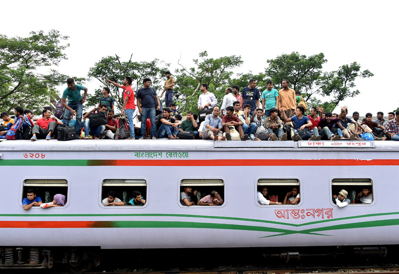 6月3日,在孟加拉国首都达卡的火车站,众多乘客挤在列车车顶