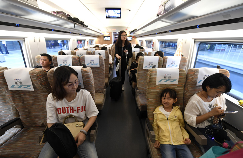 7月10日,乘坐g305次复兴号列车的乘客登上列车
