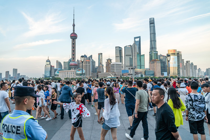 上海外滩游客如织 浦江两岸景色优美