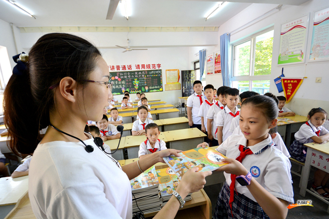 【高清组图】邯郸市邯山区:开学发新书啦!