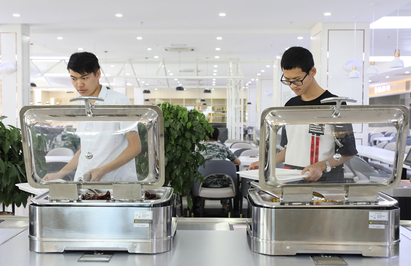 2019年9月18日,江苏镇江,在江苏大学京江学院第二食堂,学生在智慧自助