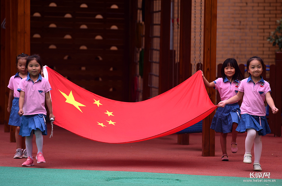 沧州市运河区第四幼儿园举行“迎国庆”主题升旗仪式