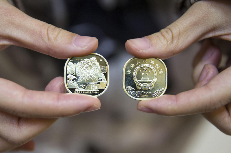中国首枚异形纪念币泰山币发行市民排队兑换