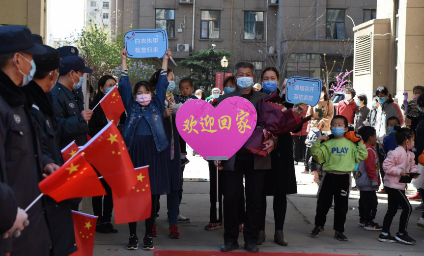 小区居民自发组织起来列队欢迎