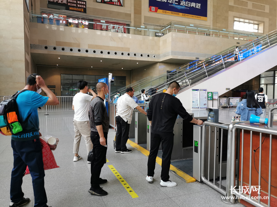 在保定火车站,旅客有序排队进站 刘鑫鹏 摄