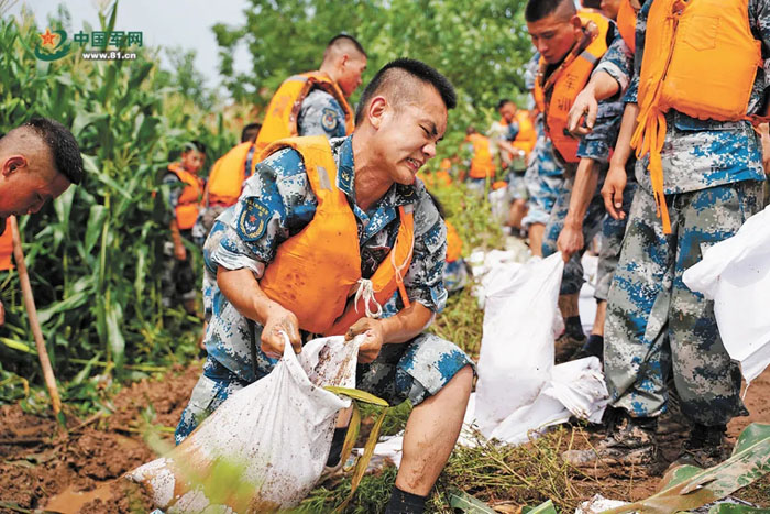 子弟兵奮戰抗洪一線,為人民生命安全撐起