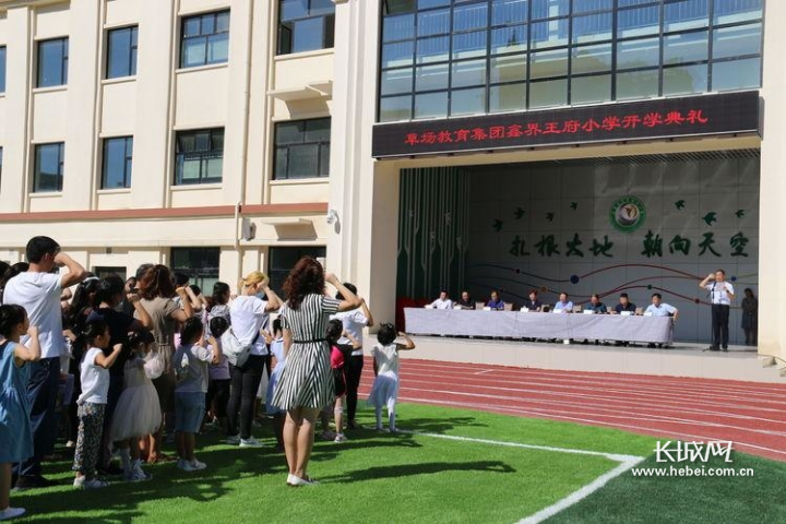 石家庄市教育局供图鹿泉区实验小学师生在小指挥的引领下齐唱国歌.