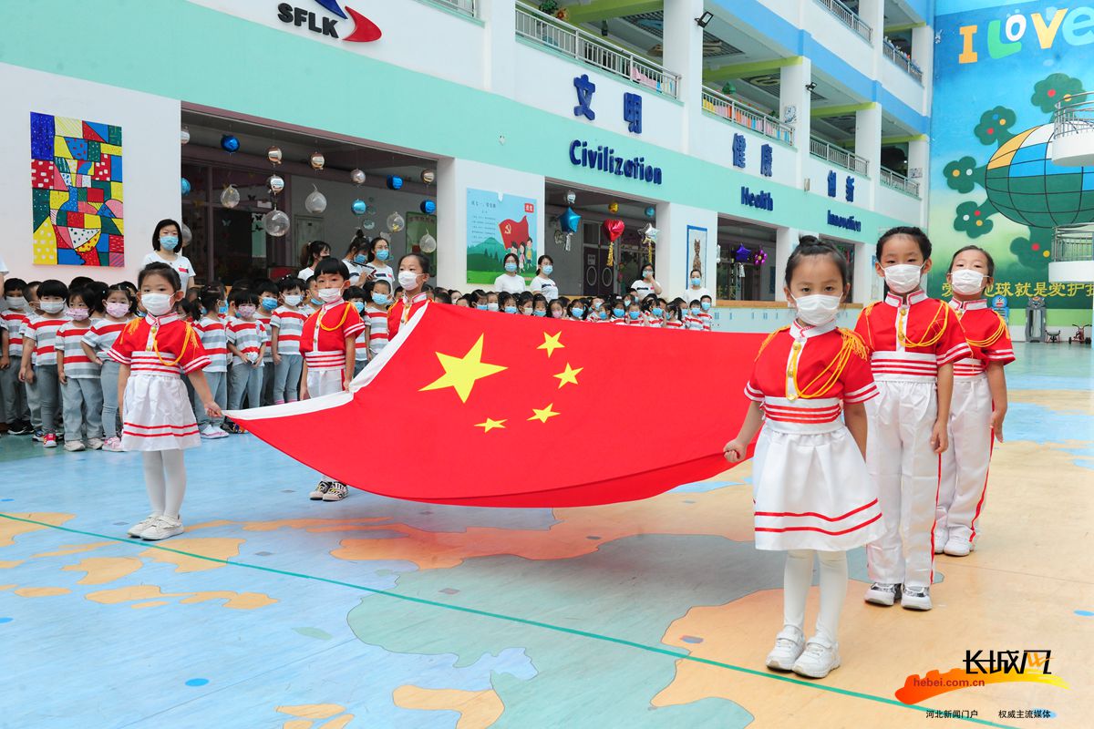 组织幼儿园,小学,初中,高中12000余名师生开展五星红旗飘起来活动