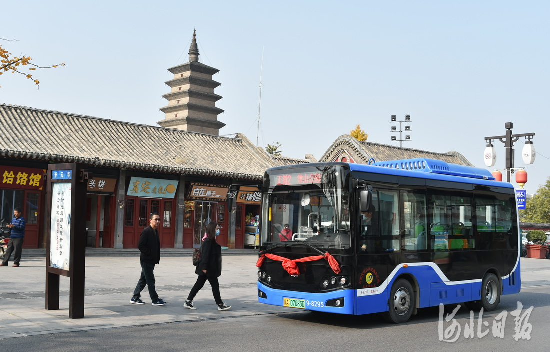 11月12日,石家莊市正定縣一輛微型公交車到達位於正定歷史文化街的