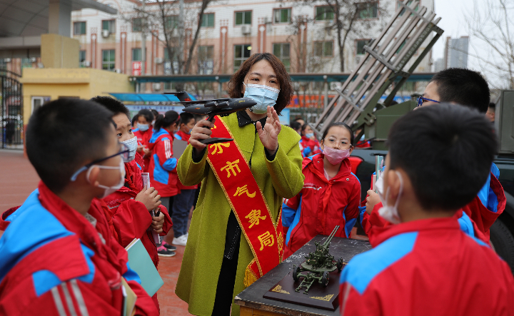 3月19日,在衡水市康复街小学,气象局工作人员为学生展示人工增雨飞机