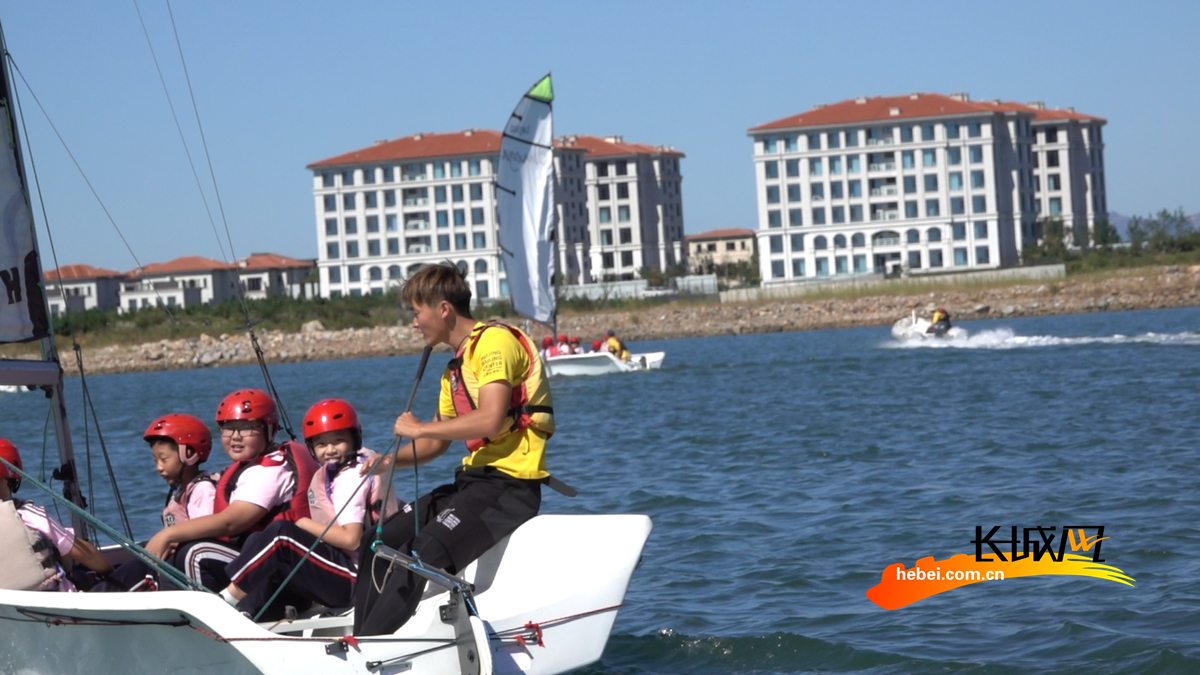 在海纳山,秦皇岛市中小学生通过帆船进校园活动,体验到了帆船运动的