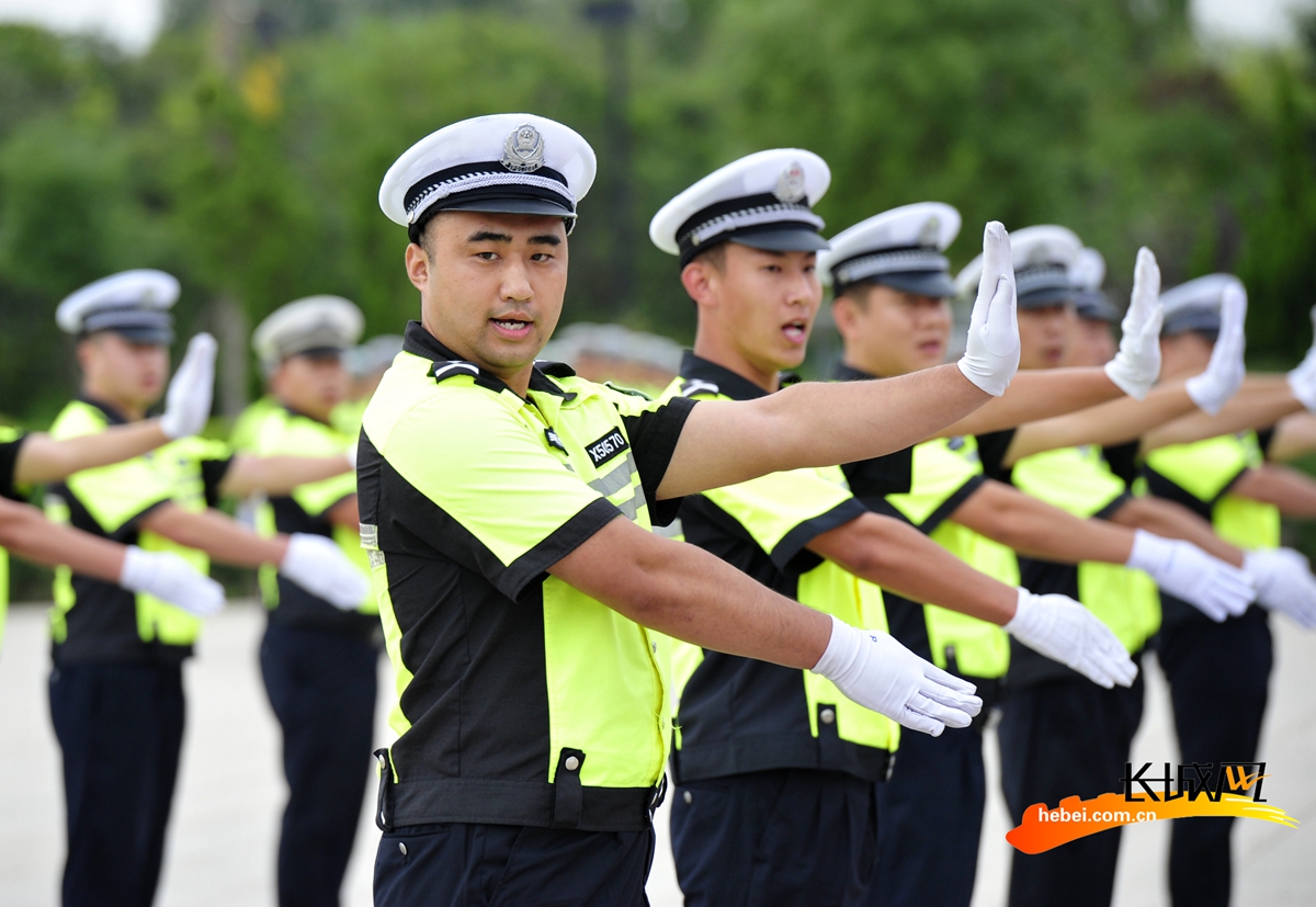 滄州市公安交警支隊組織300餘名民警輔警,舉行交通指揮手勢大比武