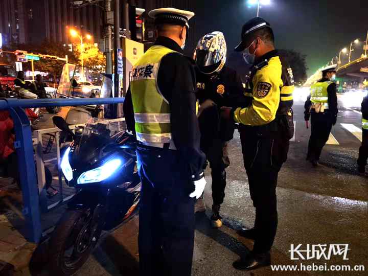 石家庄交警正在查处查处违法摩托车通讯员供图