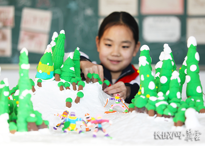 >影像唐山>唐山市豐潤區左家塢小學學生在創作迎冬奧主題的彩泥手工