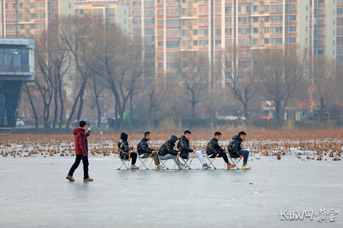 滦南：市民体验传统冰上运动