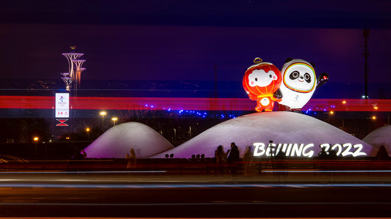 北京点亮夜景灯光秀 “冰墩墩”“雪容融”等你去打卡