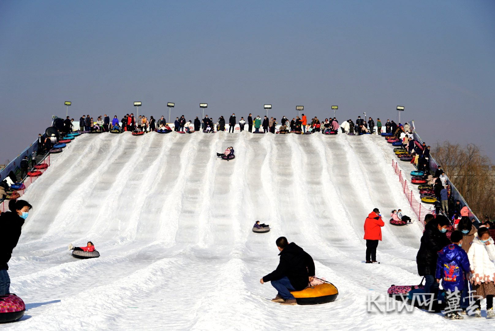 长城网·冀云客户端记者 张超 摄2月3日,游客在正定冰雪嘉年华感受