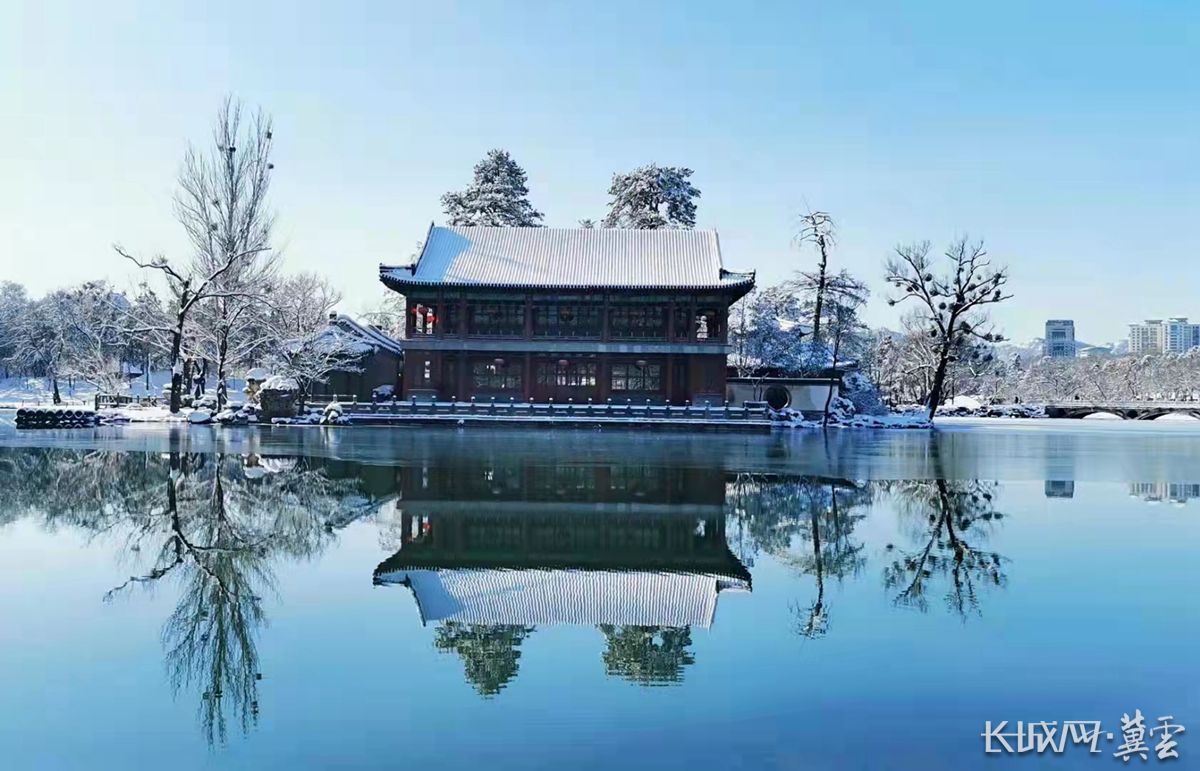 3月18日下午,一场春雪普降承德,避暑山庄及周围寺庙银装素裹,红墙