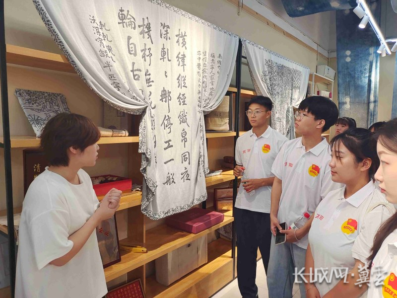 7月22日，高阳县团委组织暑期实践大学生在河北永亮纺织品有限公司参观。
