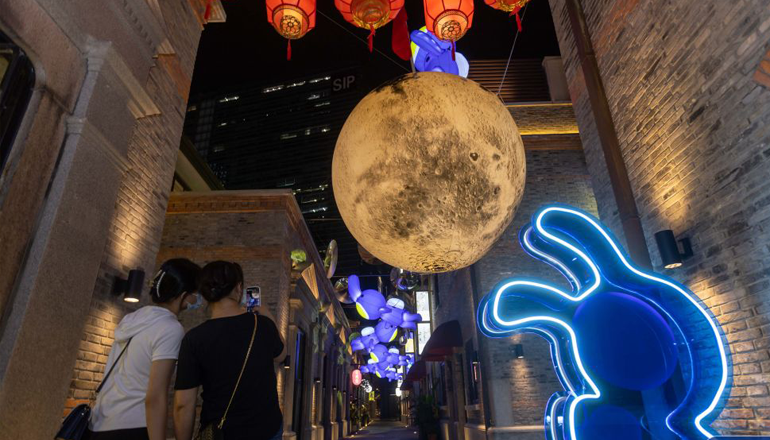 上海：老弄堂里的中秋灯会