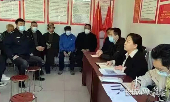 11月10日，开元镇党委书记胡翠莲在高家庄村上党课。
