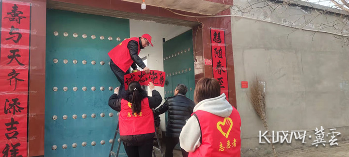 皇甫村爱心志愿服务队到抗战老兵的家中贴春联。