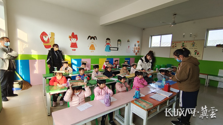 皇甫村爱心志愿服务队志愿者在教孩子们学礼仪。