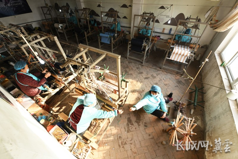 7.织娘们在工坊织布，全手工操作。环保无污染