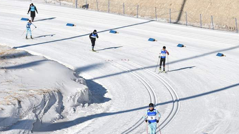 河北：冰运会越野滑雪项目收官