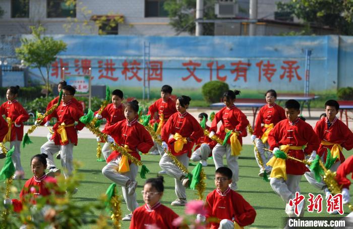 图为深泽县耿庄村小学，学生正在练习“霸王鞭”。　翟羽佳 摄