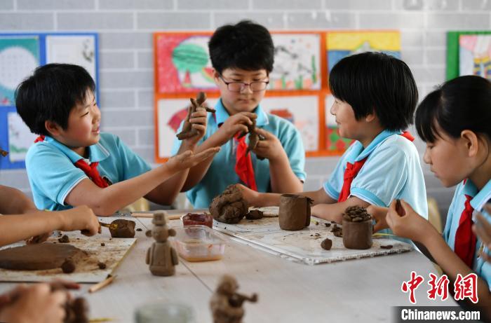 图为深泽县田家庄村小学，学生正在制作泥塑。　翟羽佳 摄