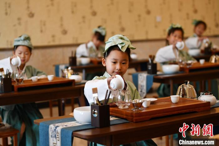 图为深泽县新开街学校，学生练习茶艺。　翟羽佳 摄