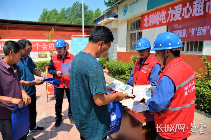 6月16日，村民在北郝峪电力爱心超市咨询安全用电知识。陈浩 摄