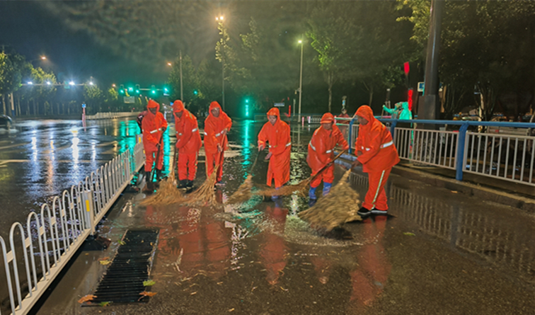 邢台：环卫工人全员上岗雨中排水