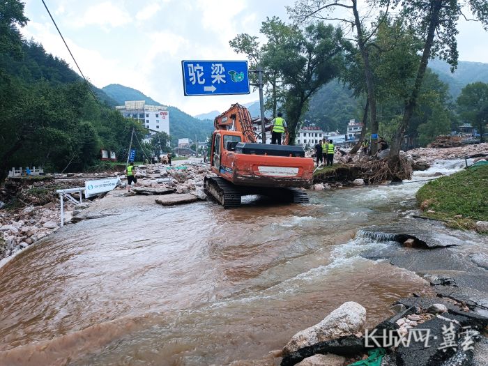 省道正南线驼梁景区门口抢通现场