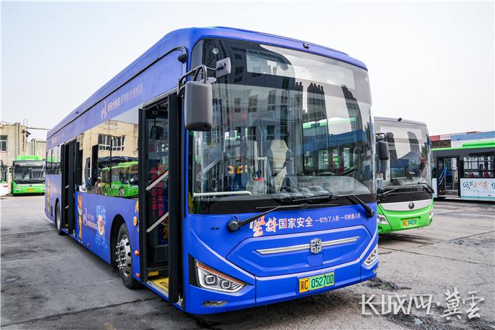 秦皇岛市国家安全主题公交车上线运行