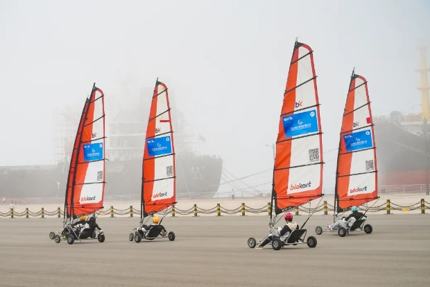 第四届全国陆地风帆车公开赛在秦皇岛举行