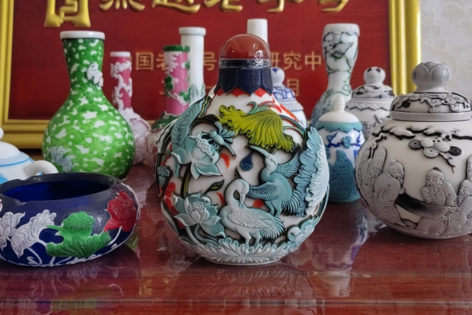  Hengshui: Colored glaze color inherits centuries old carving skills