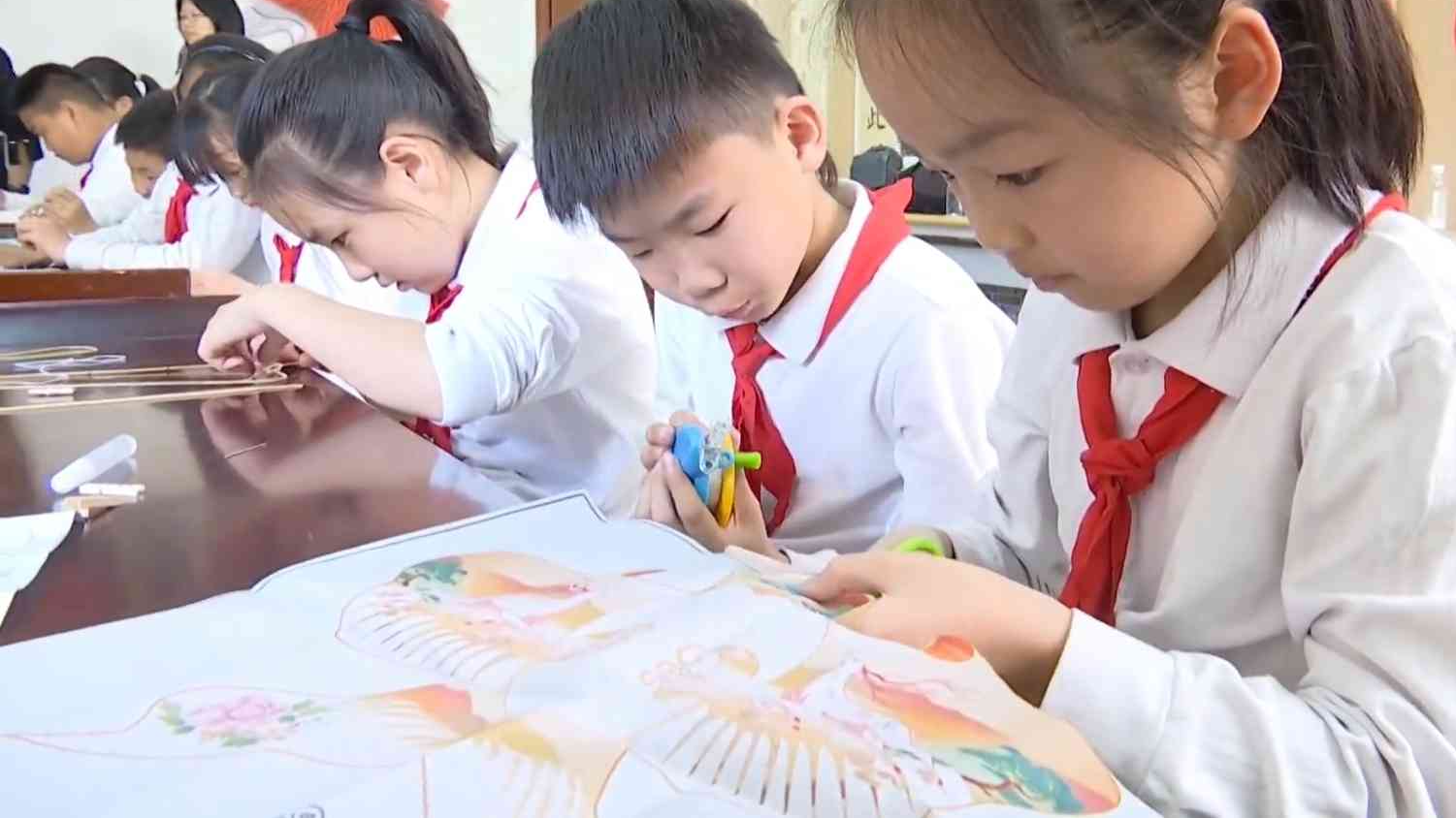  Shijiazhuang, Hebei: Putting Paper Kites in Spring with Elegant Interest in Childhood
