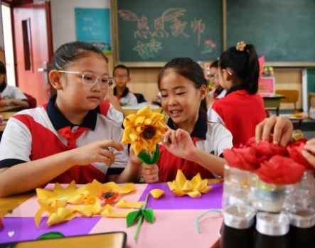 河北石家庄：小学生为老师送上教师节祝福