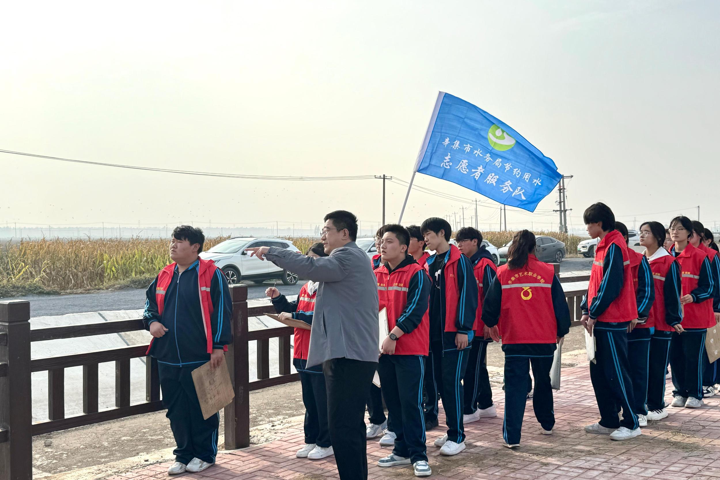 辛集市开展“传承红色水利精神 守护家乡碧水清流”主题宣传活动